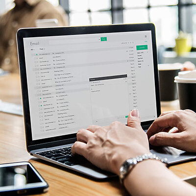 Frau checkt ihre EMails